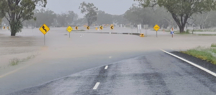 Route inondée à l'est de Moree