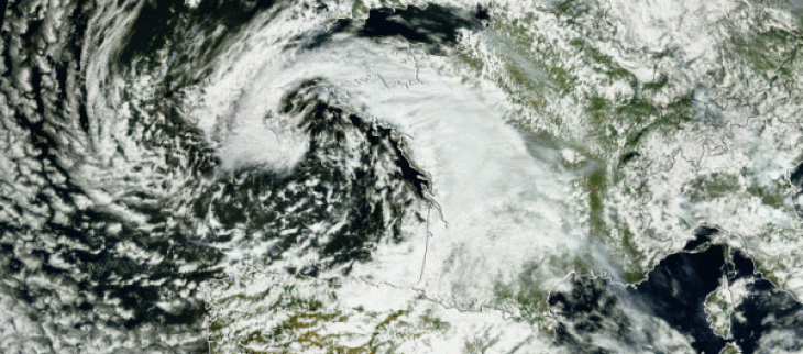 Une perturbation est en train d'évoluer au large de la Bretagne. Peu mobile, elle s'enroule très lentement autour de son noyau dépressionnaire - © Météo-France 
