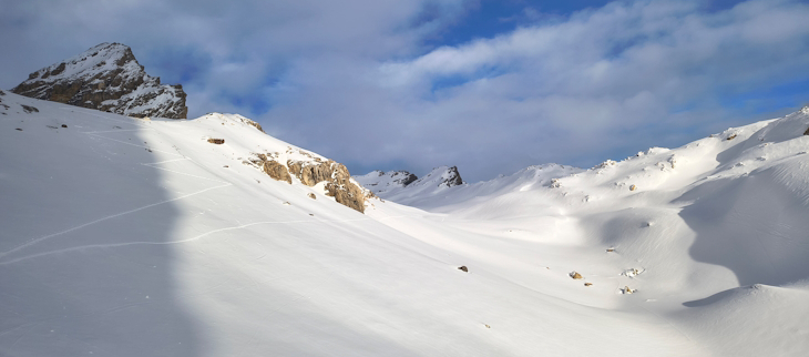 Tenn de Rhêmes, plateau frontalier au-dessus de Val d'Isère (74). L'enneigement est en nette amélioration, par rapport au début d'hiver où ces secteurs étaient ravagés par plusieurs épisodes de vent fort.