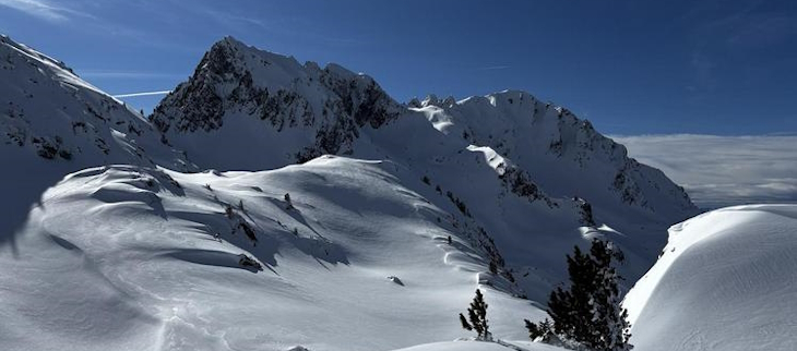 Le Fort et les Grands Moulins (2 495 m) dans le massif de Belledonne, le 2 février en montant à la Grande Roche Blanche