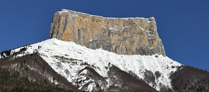 Le mont Aiguille dans le massif du Vercors (38) bien enneigé le 22 février.