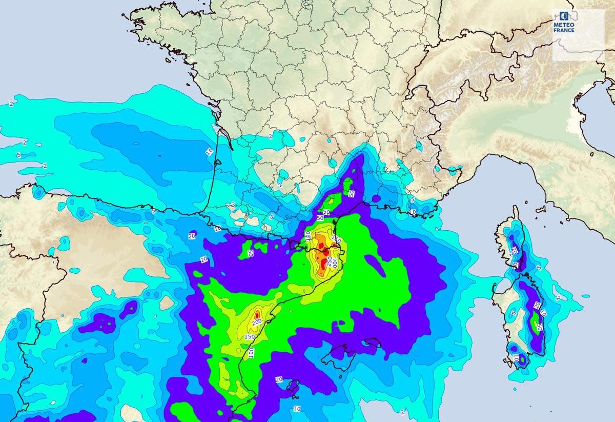 Cumuls de précipitations (en mm) prévus par le modèle ARPEGE entre lundi 20 à 18 h et jeudi 23 janvier 2020 à 18 h. Les plages de couleur en orange (>250 mm) voire rouge (>300 mm) balisent la zone potentiellement la plus touchée par cet intense « aiguat », située de part et d'autre de la frontière franco-espagnole