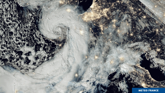 La dépression sur la Bretagne. Image du satellite SUOMI le 2 octobre 2020 à 01 h 25 UTC. © Météo-France.