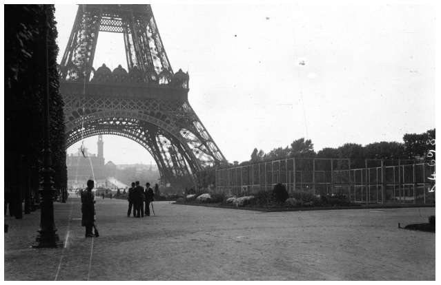 Le poste de télégraphie sans fil de la Tour Eiffel gardé militairement - ©Agence Meurisse (1914)
