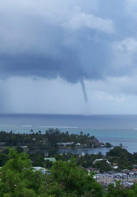 Trombe au large de Tahiti © Loïc Pillard, Météo-France