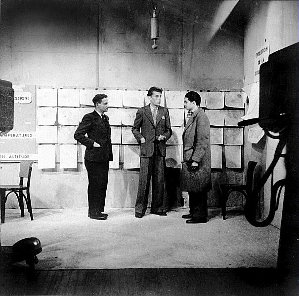 Explication d'une carte télévisée au studio de la télévision en 1948