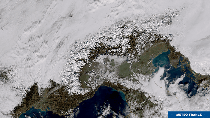 Les Alpes enneigées perçant la mer de nuages, image du satellite NOAA le 26 janvier 2023