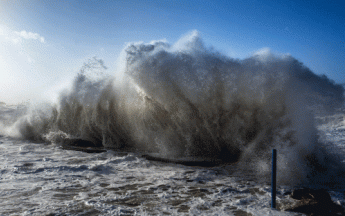 Une digue cède sous le poids des vagues à Wimereux (62) lors du passage d'Eleanor - © Infoclimat / Sylvain62