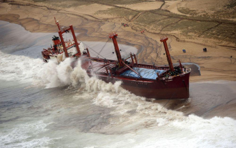 Cargo TK Bremen échoué lors de la tempête Joachim - @ Marine Nationale / Maël Prigent