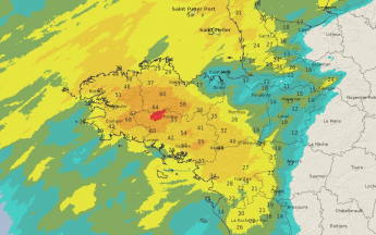 Lame d'eau et observations pluviométriques sur la Bretagne en 48 heures,  entre lundi 13 janvier 12 h et mercredi 15 janvier 2020 12 h. © Météo-France.