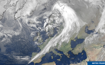 Le front froid de la tempête Dennis s'étire sur plus de 5000 km de la Russie au Portugal.