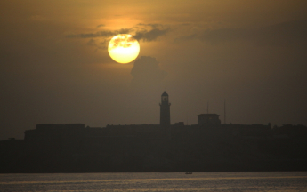 Brume de sable sur le phare de La Havane le 25 juin 2020.