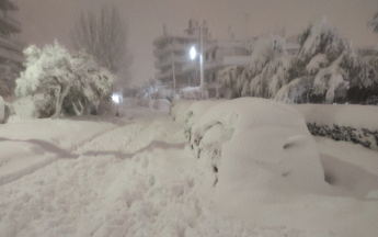 Rue d'Athènes sous la neige la nuit dernière.