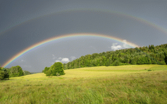 Soleil et pluies orageuses ont souvent alterné ce mois de juin, donnant de beaux arcs-en-ciel, comme ce double dans le Doubs