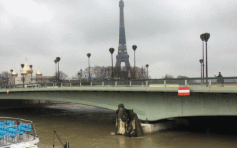 Le zouave du pont de l'Alma à Paris a les pieds dans la Seine