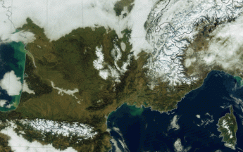 Image du satellite défilant Suomi-NPP du 14 décembre. Vue du ciel : la neige sur tous les reliefs qui émergent au-dessus d’une couche de nuages bas installée sur la moitié nord de la France et dans de nombreuses vallées alpines.