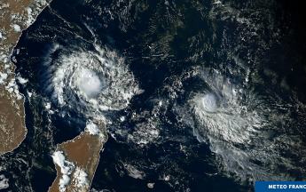 Image du satellite METEOSAT8, le 06/12/2019 à 12 h 45 UTC  : de gauche à droite, forte tempête tropicale Belna et cyclone Ambali, dans l’océan Indien.