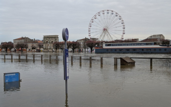 Des crues importantes sont en cours comme ici à Saintes (17).