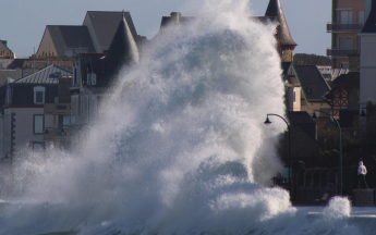Une puissante houle entraîne des vagues de 4 à 5 m à partir de mardi 