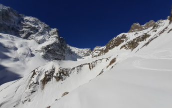 Vue sur les montagnes enneigées de l’Oisans dans les Alpes, le 5 avril 2022.