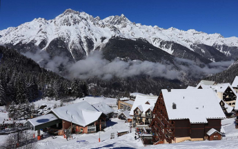 La station de ski d'Oz, près de l'Alpe d'Huez (Isère), le 22 février 2022. En toile de fond, le massif de Belledonne. © Daniel Goetz.