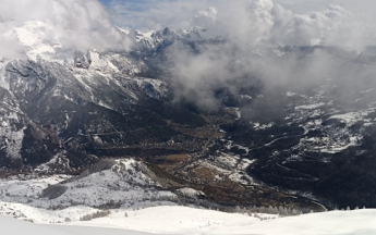 Massif du Pelvoux, au-dessus de Vallouise (à droite, les pistes de Puy Saint Vincent). Photo prise à 2300 m, vue vers le Sud-Est. La couche de neige fraîche atteint 40 cm, elle n'a pas tenu en fond de vallée vers 1100 m/1200 m.