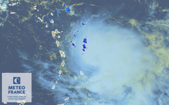 Le 20 octobre à 15 UTC, au moment où le NHC officialise le passage en ouragan de Tammy, image satellite GOES 16 et radar du Moule (Guadeloupe).