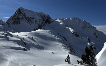 Le Fort et les Grands Moulins (2 495 m) dans le massif de Belledonne, le 2 février en montant à la Grande Roche Blanche