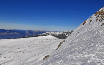 Faible enneigement dans le massif du Taillefer vu vers les Préalpes (Chartreuse) qui apparaissent sans couche de neige