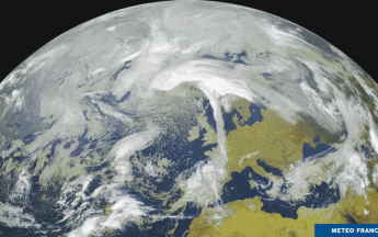 Image des satellites Meteosat-11 et METOP le 6 avril 2020 à 11h30 UTC - © Météo-France. On peut voir la France coupée en deux.