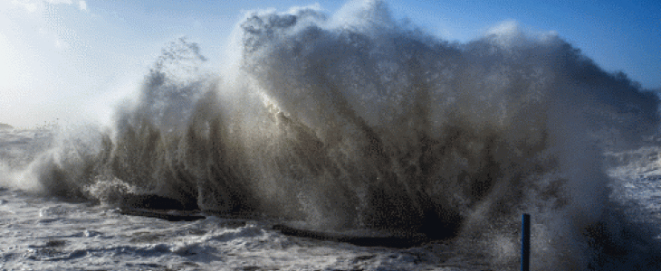 Une digue cède sous le poids des vagues à Wimereux (62) lors du passage d'Eleanor - © Infoclimat / Sylvain62