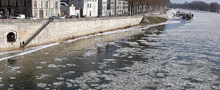 À Orléans, le 10 février 2012, la Loire charrie des glaçons.