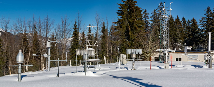 Parc à instruments de Météo-France au col de Porte.