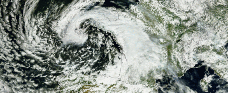 Une perturbation est en train d'évoluer au large de la Bretagne. Peu mobile, elle s'enroule très lentement autour de son noyau dépressionnaire - © Météo-France 