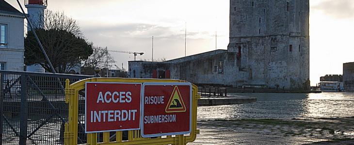 Quai de La Rochelle envahi par la mer