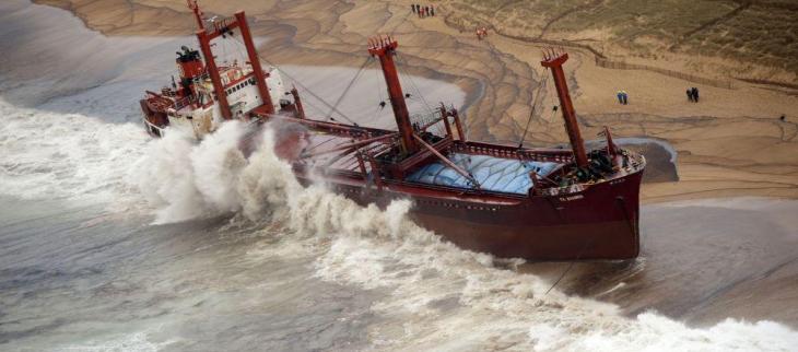 Cargo TK Bremen échoué lors de la tempête Joachim - @ Marine Nationale / Maël Prigent