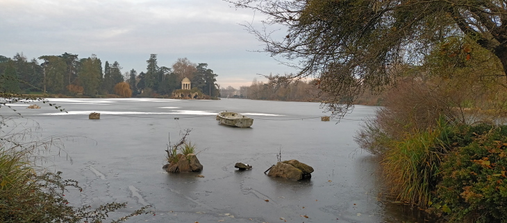 La lac de Daumesnil en partie gelé à Paris ce jeudi matin.