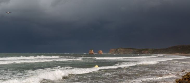 Pluies orageuses et vent soutenu sur la côte basque.