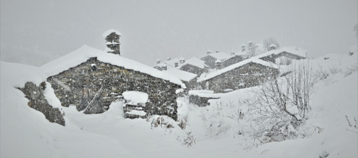Fortes chutes de neige sur le sud des Alpes comme ici au dessus de Bonneval sur Arc