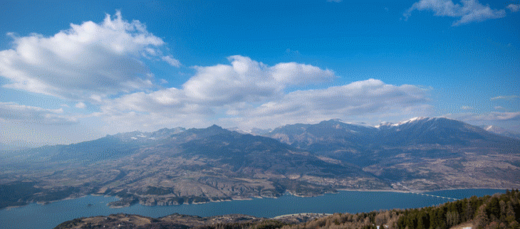 Les Alpes du Sud à découvert au-dessus du lac de Serre-Ponçon.