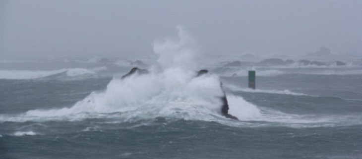 Grosse mer et beaucoup de vent à Landunvez (29) lors du passage de la tempête Dirk le 23 décembre 2013