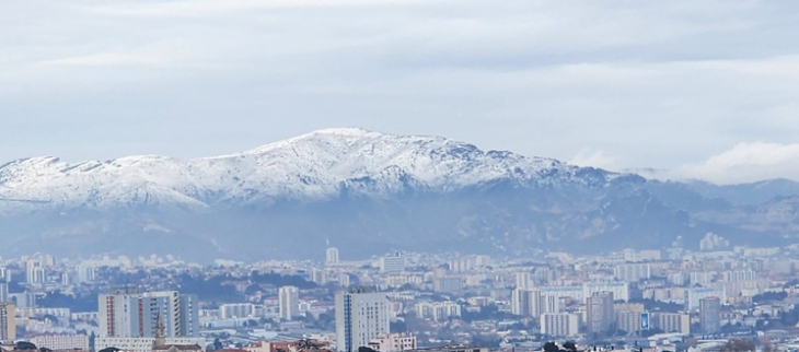 Les hauteurs de Marseille blanchies ce lundi matin.