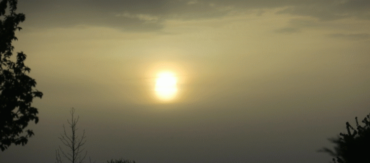 Curieux lever de soleil ce matin dans l'Ain. Le ciel est orange, signe de poussières de sable en suspension.
