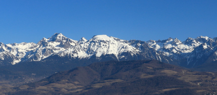 Massif de Belledonne vu depuis Grenoble, le 10 février 2022.