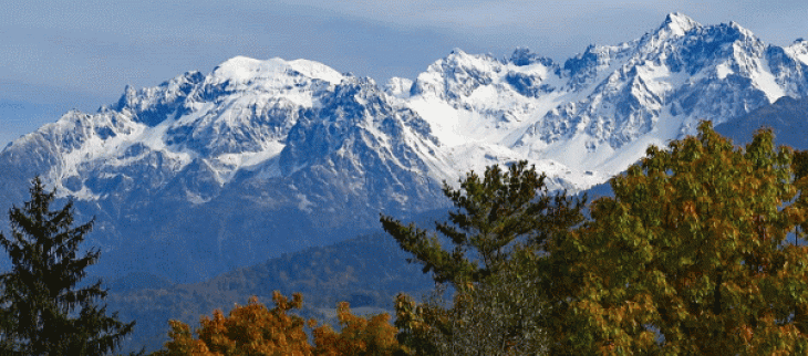 Le massif de Belledonne, vu depuis l'agglomération grenobloise le 13 octobre 2020.