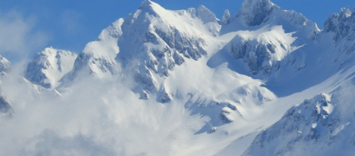 Le massif de Belledonne recouvert de neige sous le soleil le 16 mars 2021