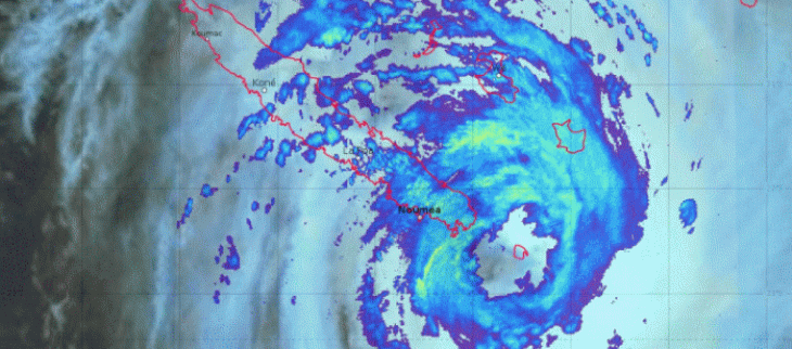 Dépression tropicale forte Dovi à 09 UTC soit 20 heures locales. Cette image permet de voir nettement l'œil du phénomène avec l'Île-de-Pins en son centre ainsi que l'étendue des précipitations sous forme de bandes spiralées.