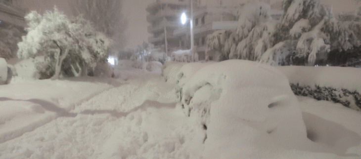 Rue d'Athènes sous la neige la nuit dernière.