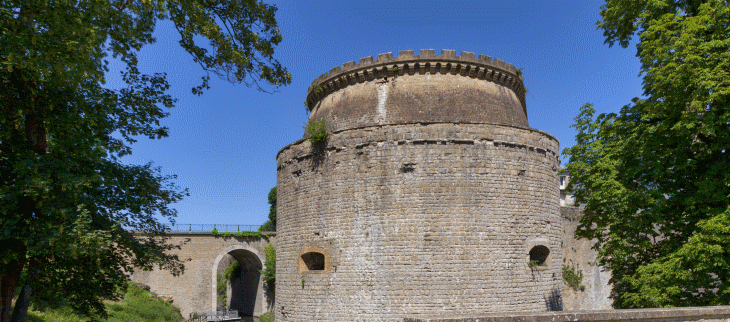 Tour du Roi à Charleville-Mézières sous le soleil.