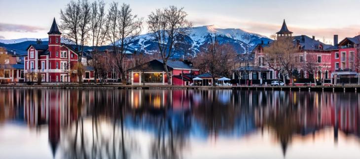 Lac à Puigcerda, catalan Pyrénées au coucher du soleil